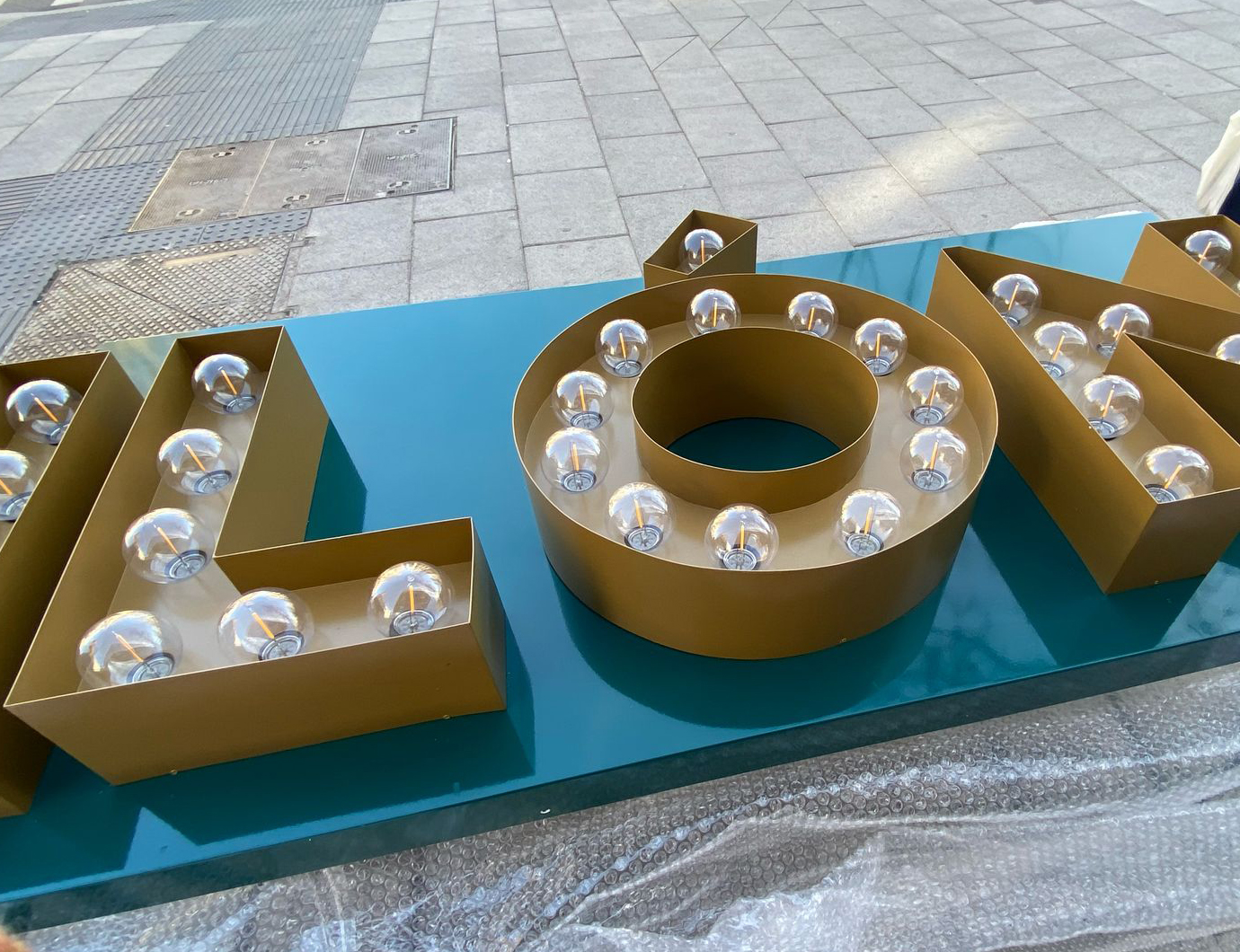 Letras corpóreas de bombillas